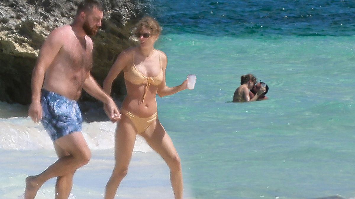 Nejžhavější pár současnosti v plavkách: Relax s rukou na výstavním pozadí Taylor Swift asi Travisovi závidí kdekdo
